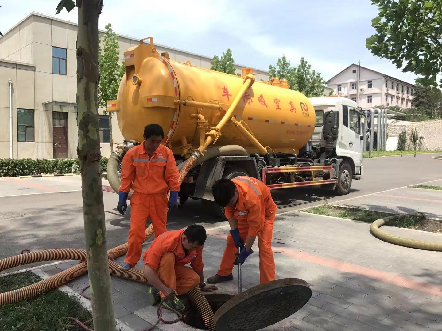 安泽管道疏通车停在窨井附近